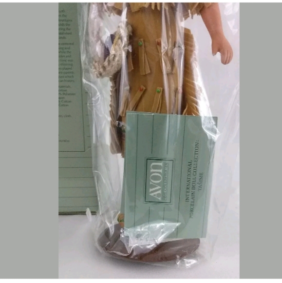 Avon International Porcelain Collection Tasime Dol - Picture 7 of 8